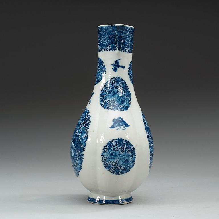 A blue and white ewer, Qing dynasty, Qianlong (1736-95).