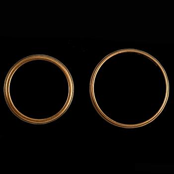 RINGAR, 2 st, 20k samt 18k guld och vitguld, bl a Gustav Dahlgren & Co, Malmö, 1968. Total vikt 10 g.