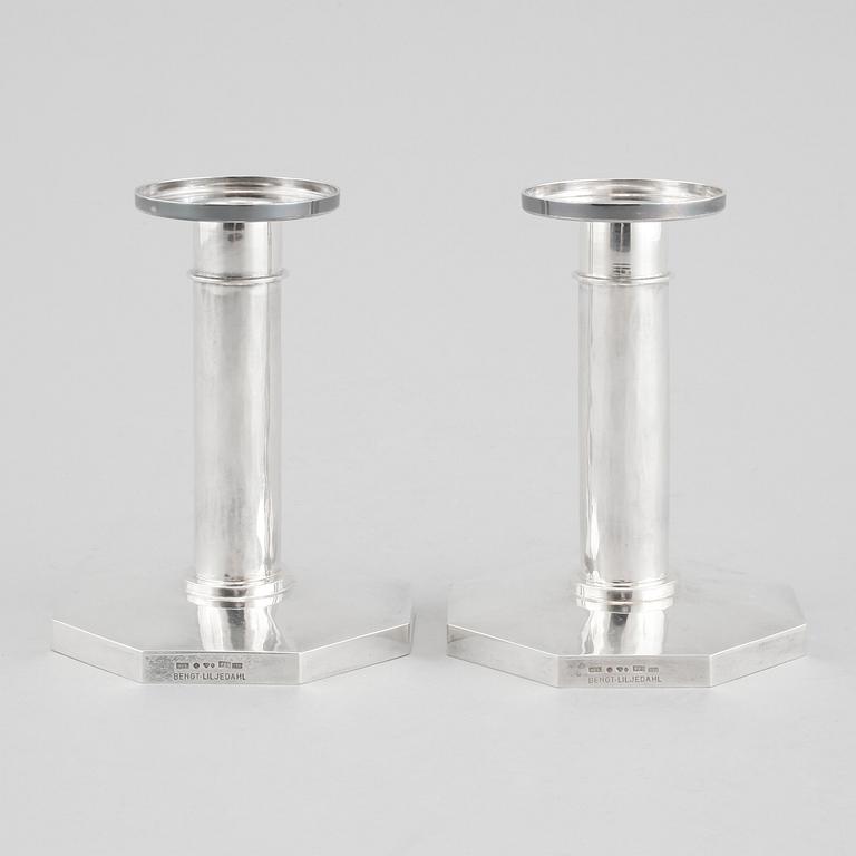 A pair of silver candelsticks by Bengt Liljedahl, STockholm, 1978.