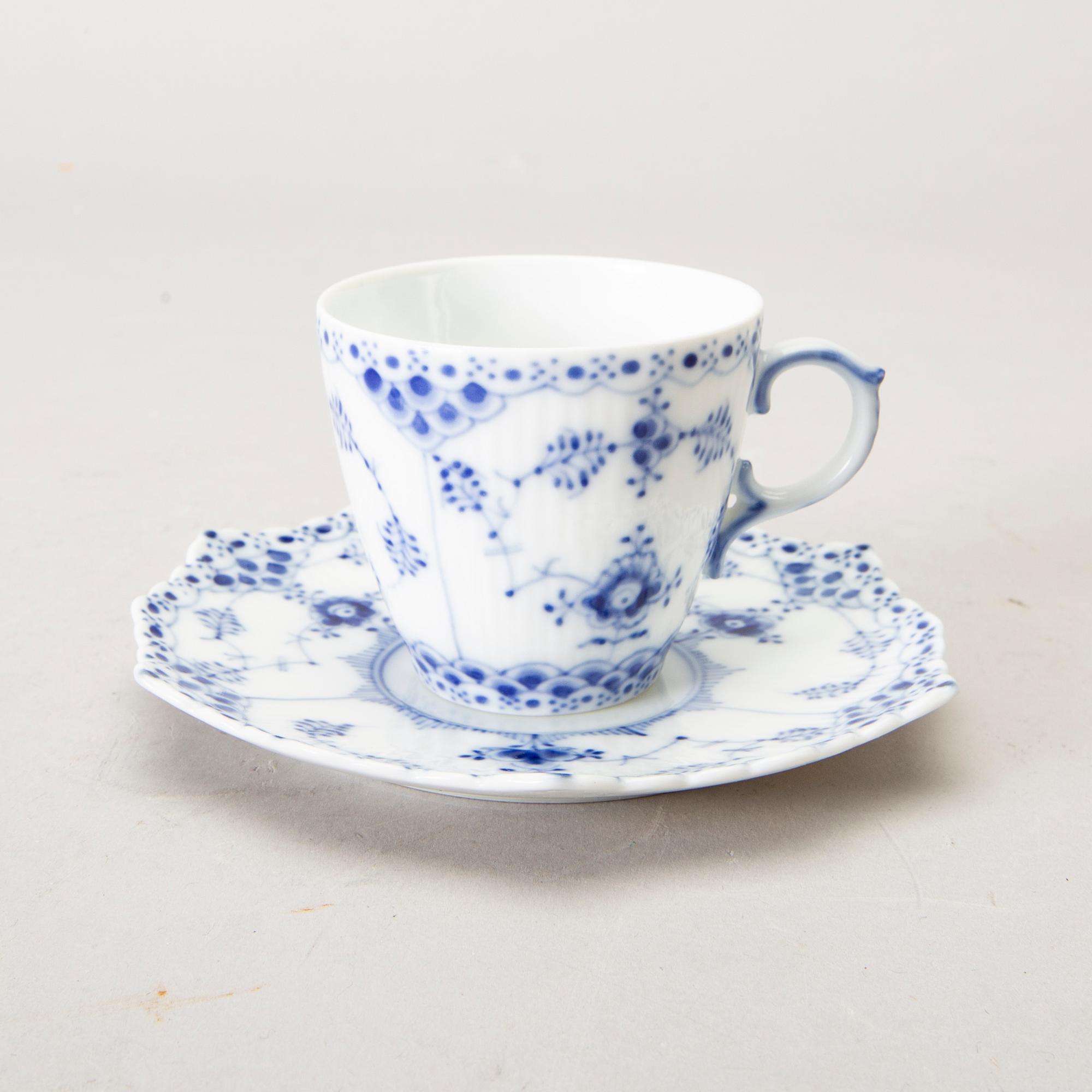 SERVIS 12+1 delar,  Musselmalet halvblonde Royal Copenhagen porslin 1900-talets senare del.