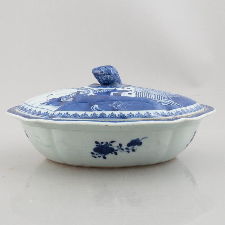 A Chinese export porcelain tureen with cover and a charger, Qing dynasty, Qianlong (1736-95).