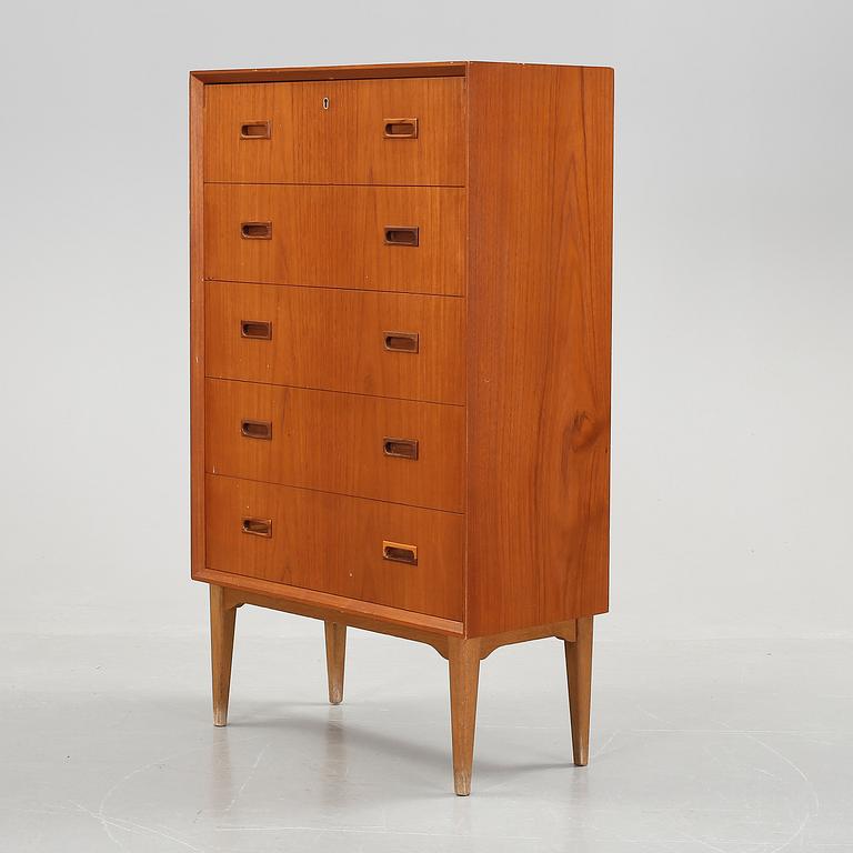 BYRÅ, fanerad med teak. 1960-tal.