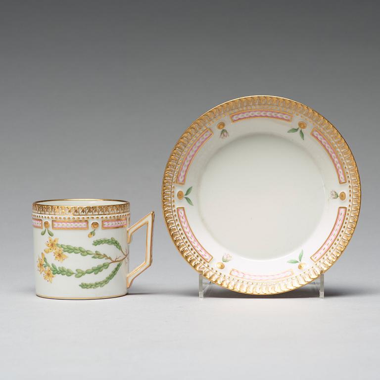 KAFFEKOPPAR med FAT, åtta stycken, porslin. "Flora Danica", Royal Copenhagen, Danmark.