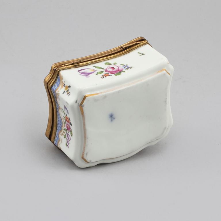 DOSA, porslin, rokokostil, Meissenlikande märke, 1800-tal.