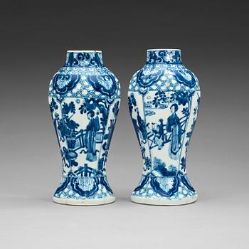 1699. VASER, ett par, porslin. Qing dynastin, Kangxi (1662-1722).