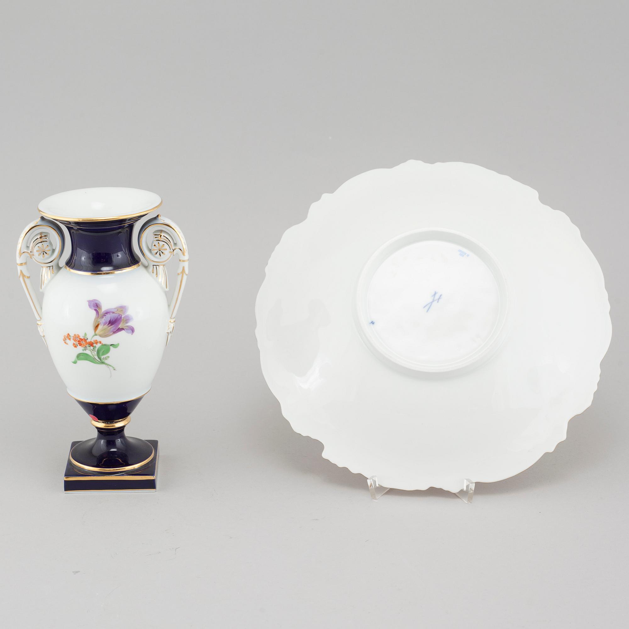 A porcelain vase and a serving dish from Meissen, 20th century.