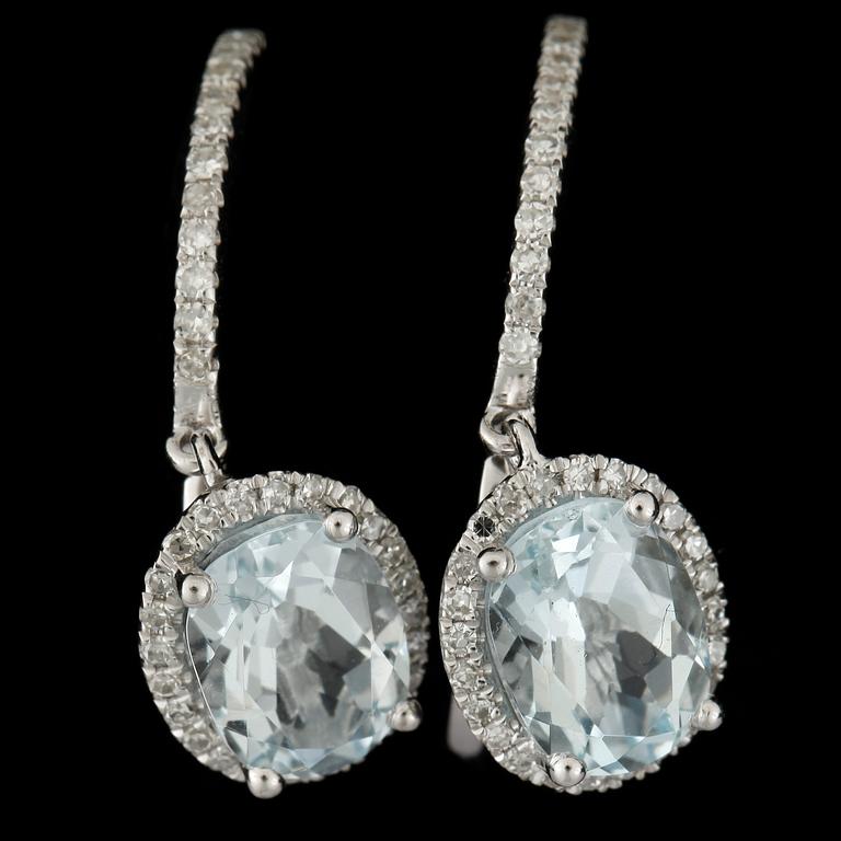 ÖRHÄNGEN, 14k vitguld med ovala akvamariner tot ca2,60ct och diamanter tot ca0,42ct. Vikt ca 4g.