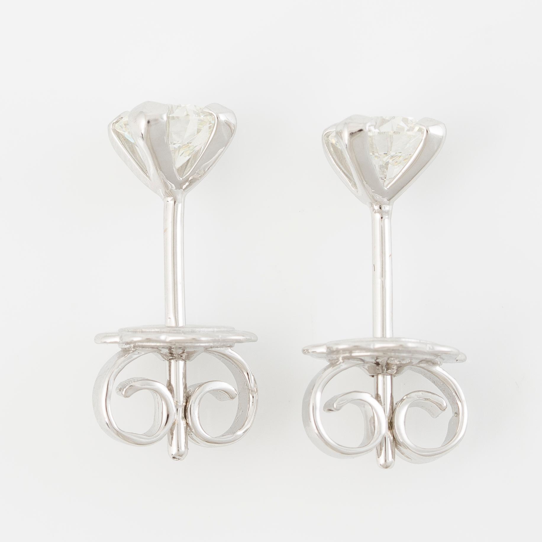 Earrings 18K white gold with brilliant-cut diamonds.