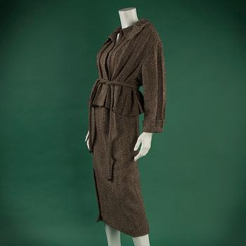 A TWO PIECE CHANEL SUIT, size 38 (FR).