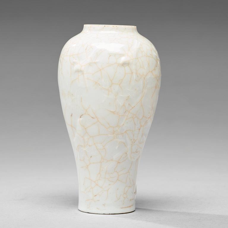 A 'ge' glazed vase, Qing dynasty, 18th century.