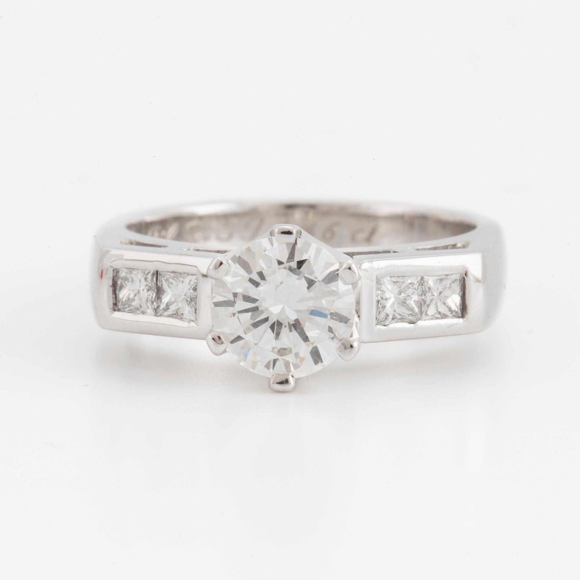 A brilliant- and princess- cut diamond ring. Center diamond circa 1,25cts.
