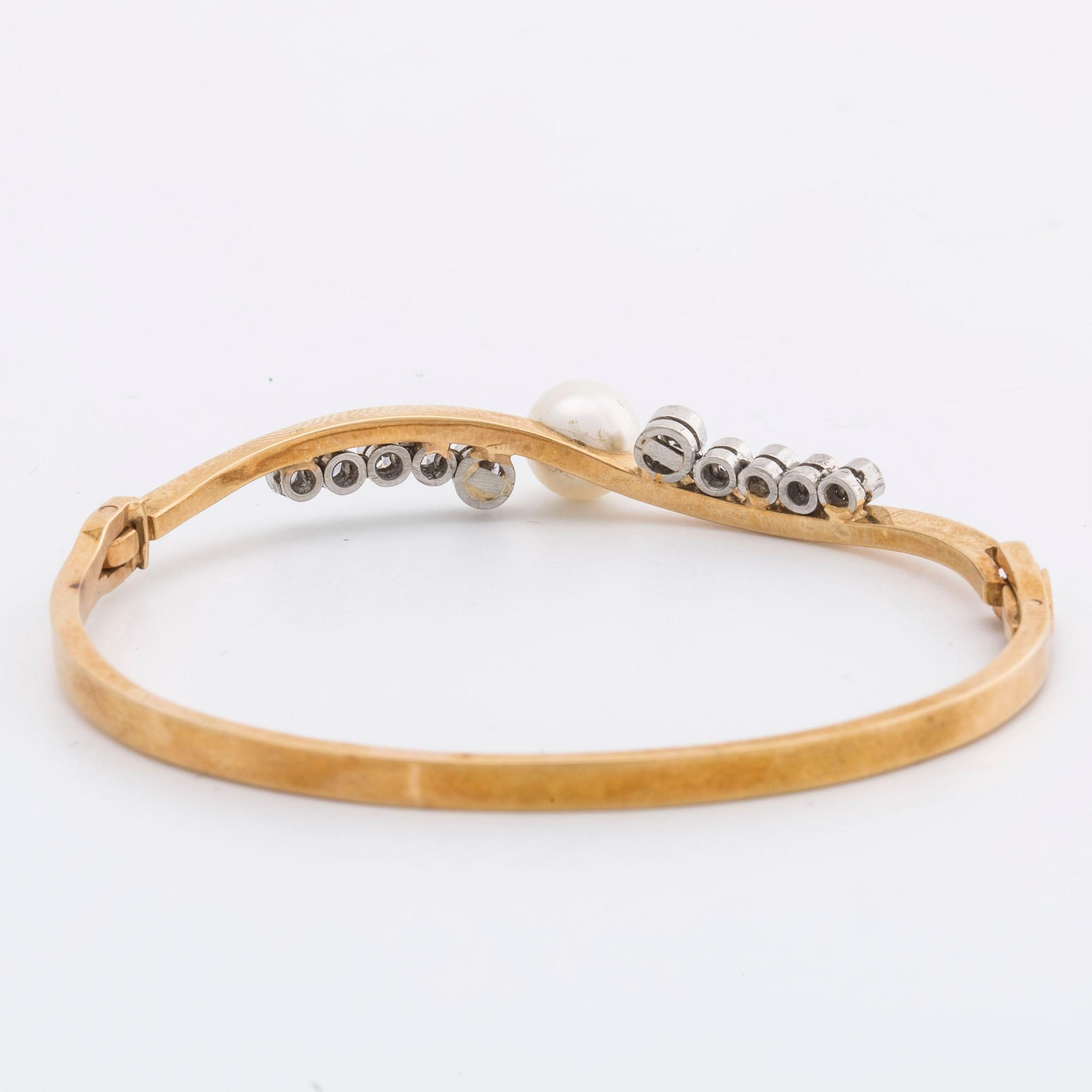 ELON ARENHILL ARMRING 18k guld m 1 odlad pärla ca 7 mm och 10 briljanter ca 0,70 ct totalt.