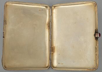 CIGARETTETUI, silver, St. Petersburg 1908-1926. Vikt 152 g.