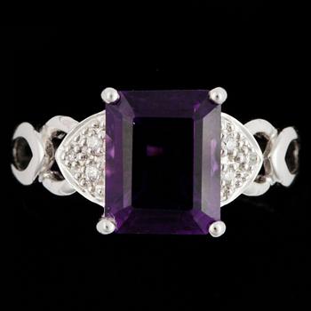 RING, 18k vitguld, trappslipade ametist med 6 mindre briljantslipade diamanter, tot ca 0,06 ct. Vikt ca 4,5 gram.