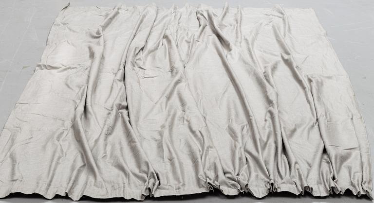 A pair of velvet curatins, 21st Century. Measurement 260x326 cm.