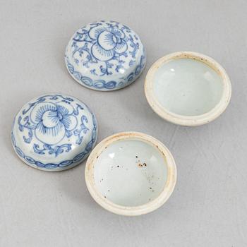 A Chinese blue and white porcelain neck stand / pillow and a pair of porcelain boxes, late Qing dynasty / early 20th cen.