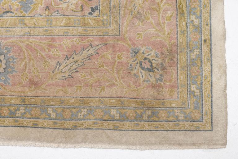 Rug, Eastern Europe, Smyrna pattern. 520 x 355 cm.