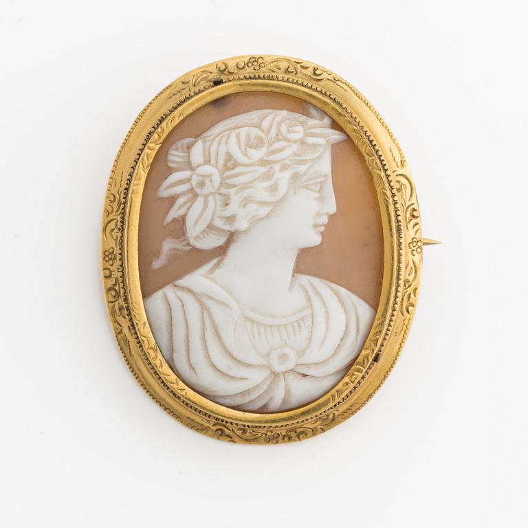Brooch with shell cameo.