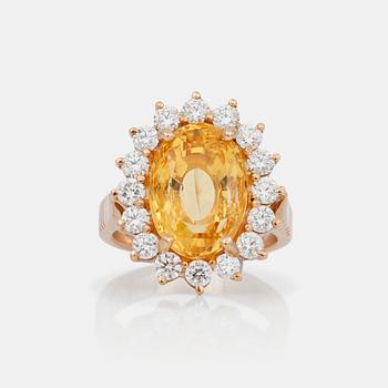 740. RING med gul safir, ca 12.99 ct enligt uppgift, samt briljantslipade diamanter totalt ca 1.50 ct.