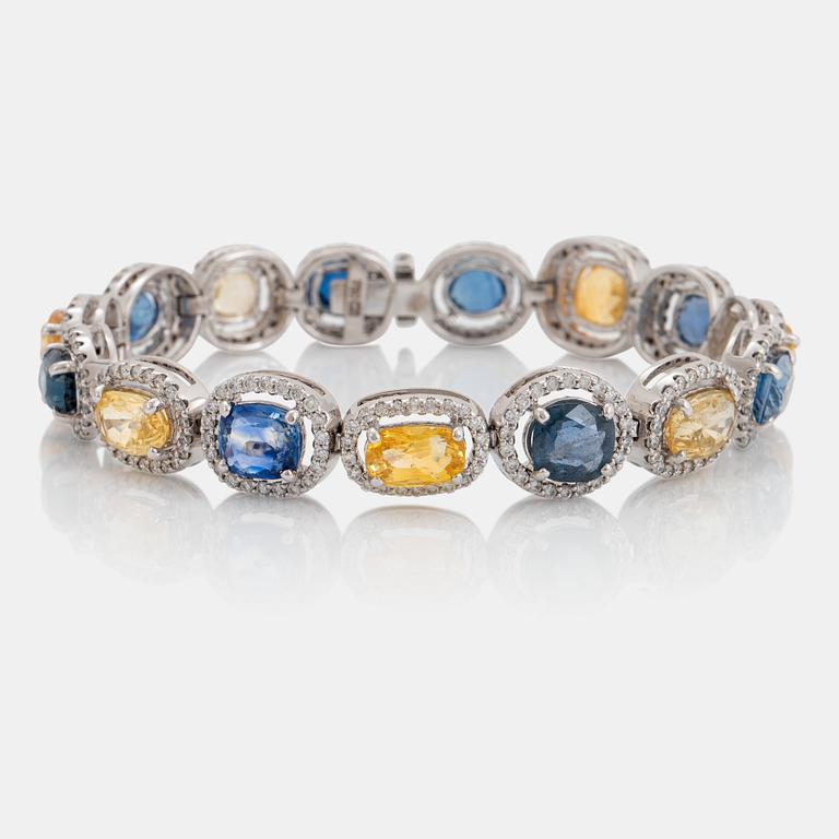 Armband 18K vitguld med blå och gula safirer totalvikt 25.80 ct.