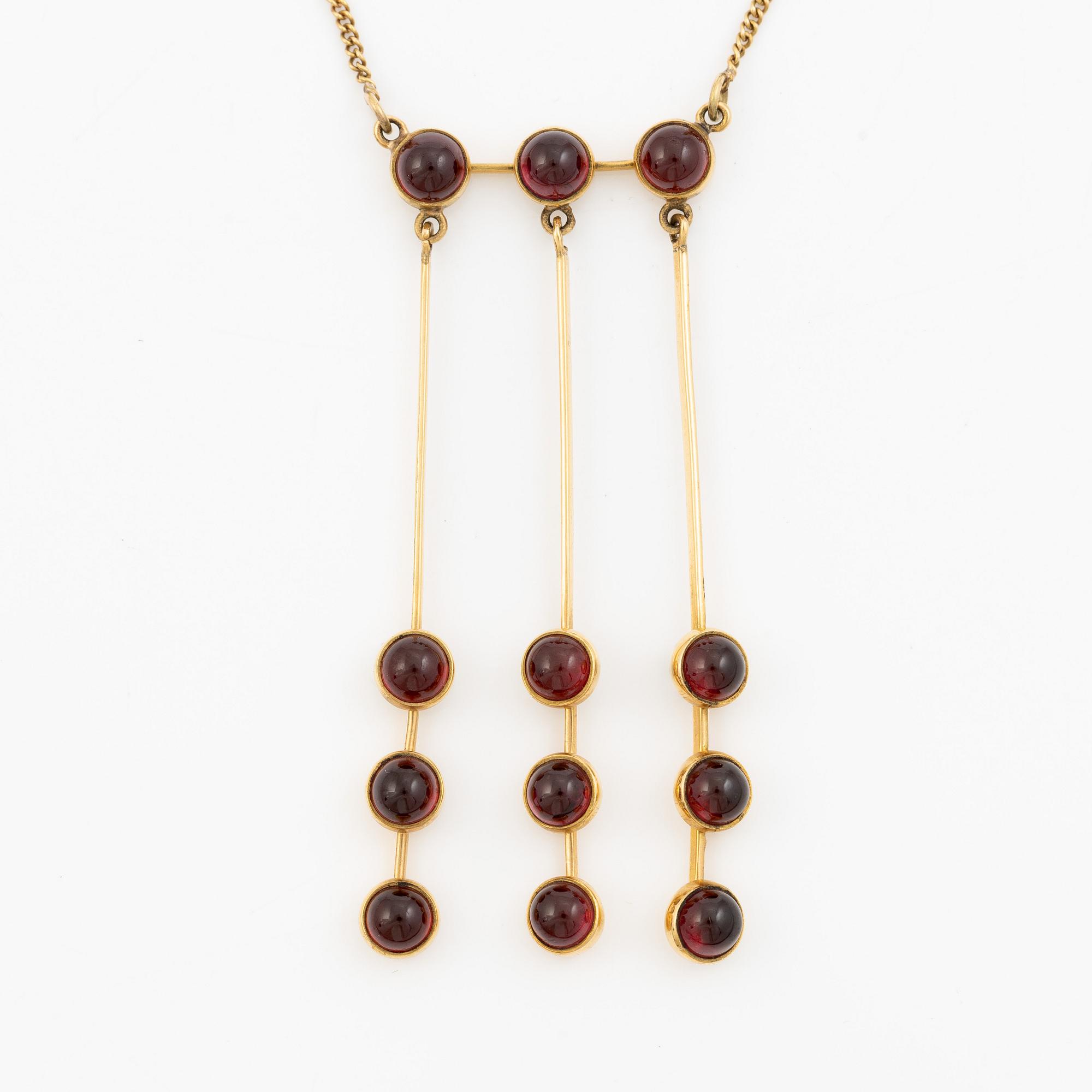 Pendant with chain in 18K gold set with cabochon-cut garnets, HK.