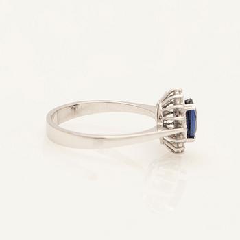 Ring, 18k vitguld med safir och diamanter.