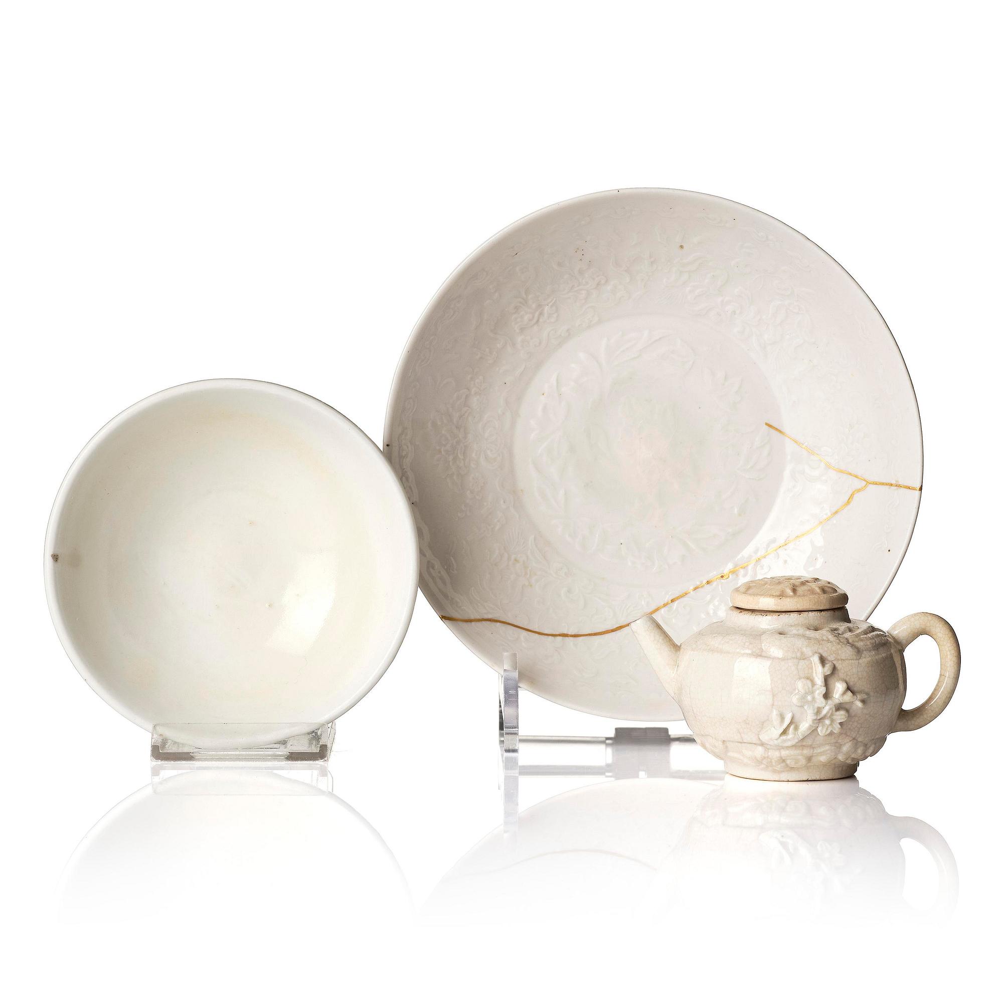 Skålar två stycken, vitglaserade samt kanna med lock, keramik, 1600-/1700-tal.