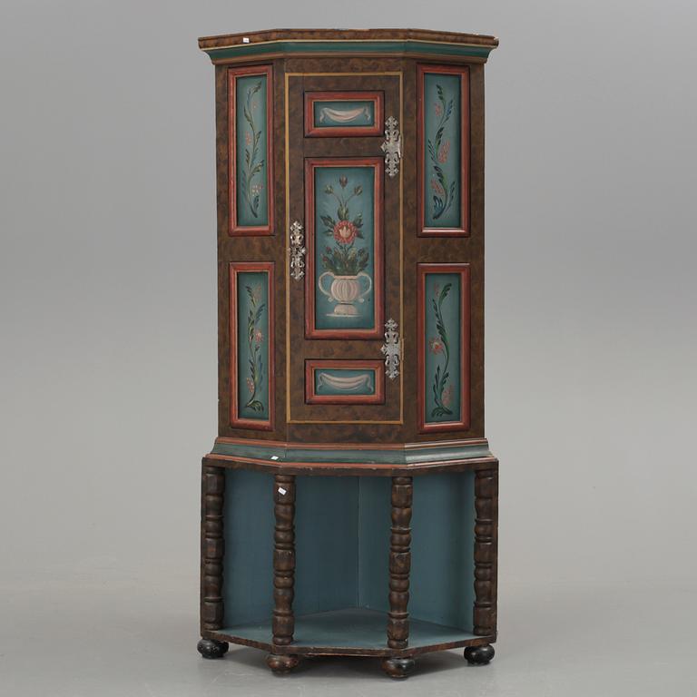 HÖRNSKÅP, allmoge, omkring 1900.