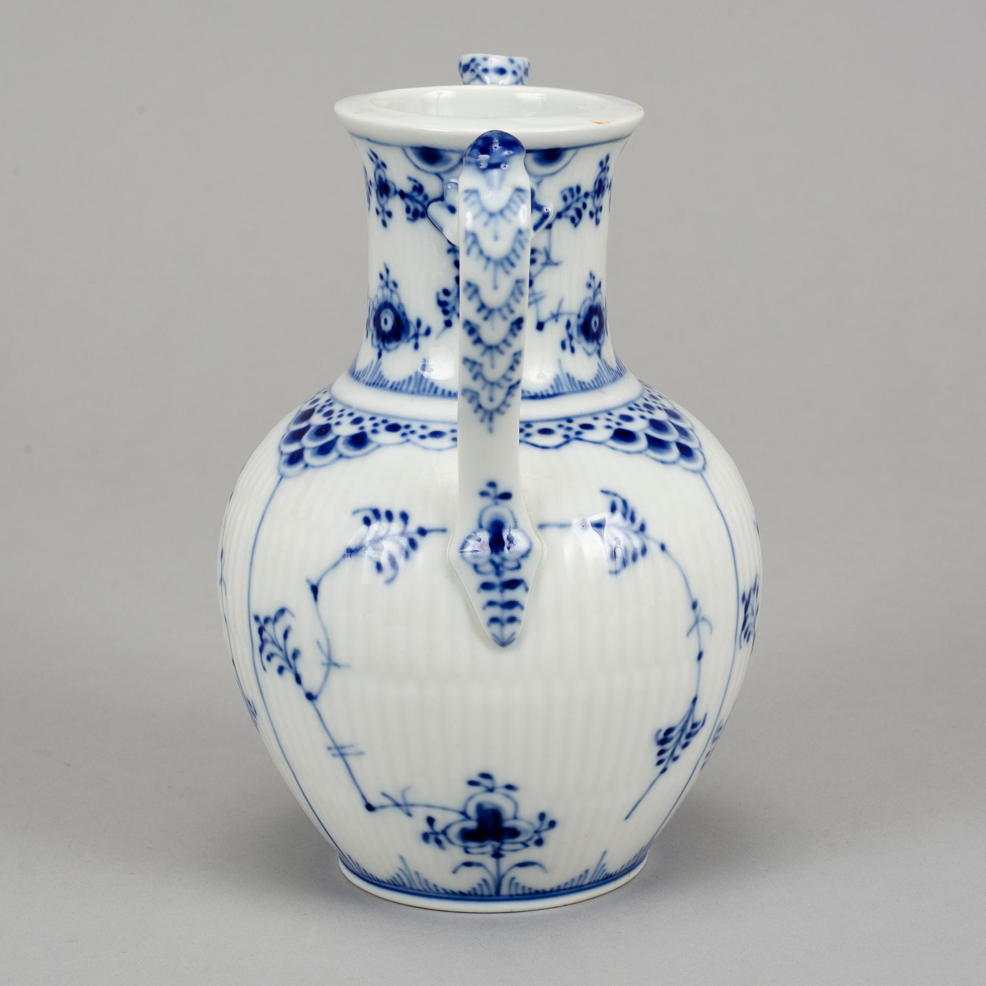 Royal Copenhagen, a 'Musselmalet' part service, Denmark (14 pieces).