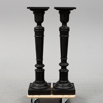 PIEDESTALER, ett par, sent 1800-tal.