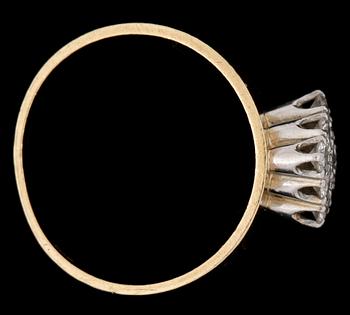 RING, 18k guld, samt 9 briljanter. Vikt tot  ca 6.8 g.