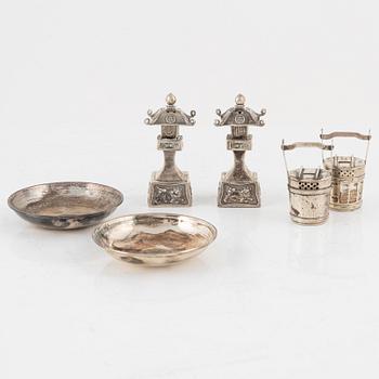 Fat, två stycken, silver samt saltkar, fyra stycken, silver. Japan, 1900-tal.