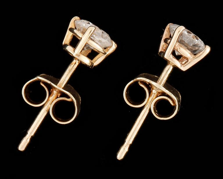 ÖRHÄNGEN, 1 par, 14 k guld, solitära briljantslipade diamanter tot 0.72 ct.