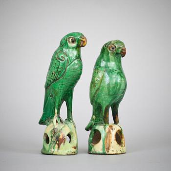 FIGURINER, 2 st, glaserat lergods, Kina 1900-tal.