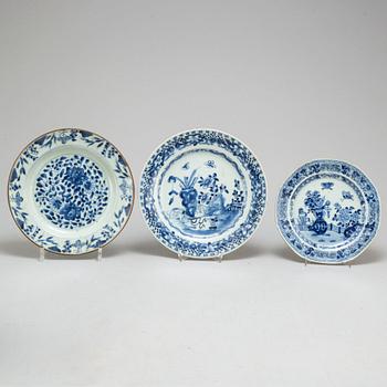 Twelve blue and white export porcelain plates and a bowl, Qing dynasty, Qianlong (1736-95).