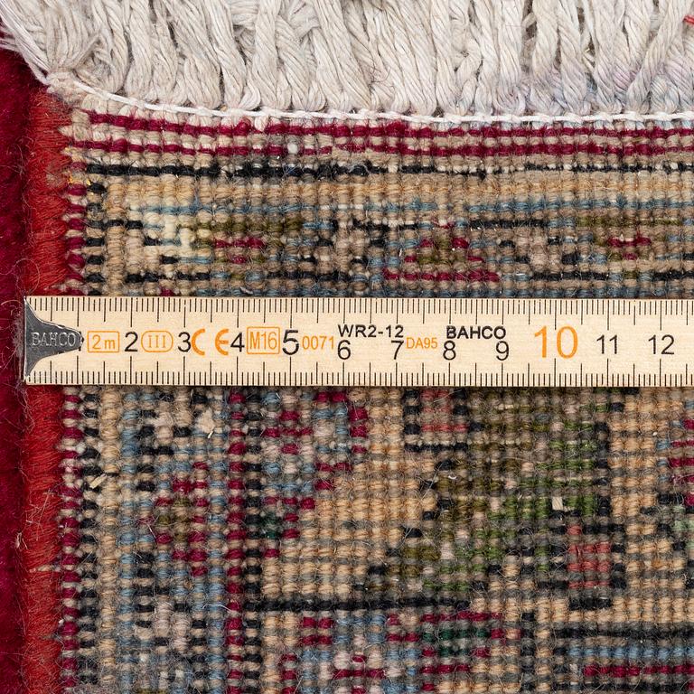 Carpet, Tabriz. Approx. 392 x 295 cm.