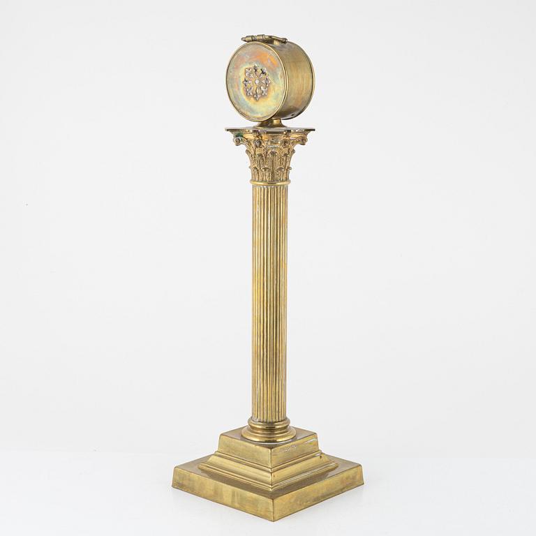 A table clock with a thermometer, around the year 1900.