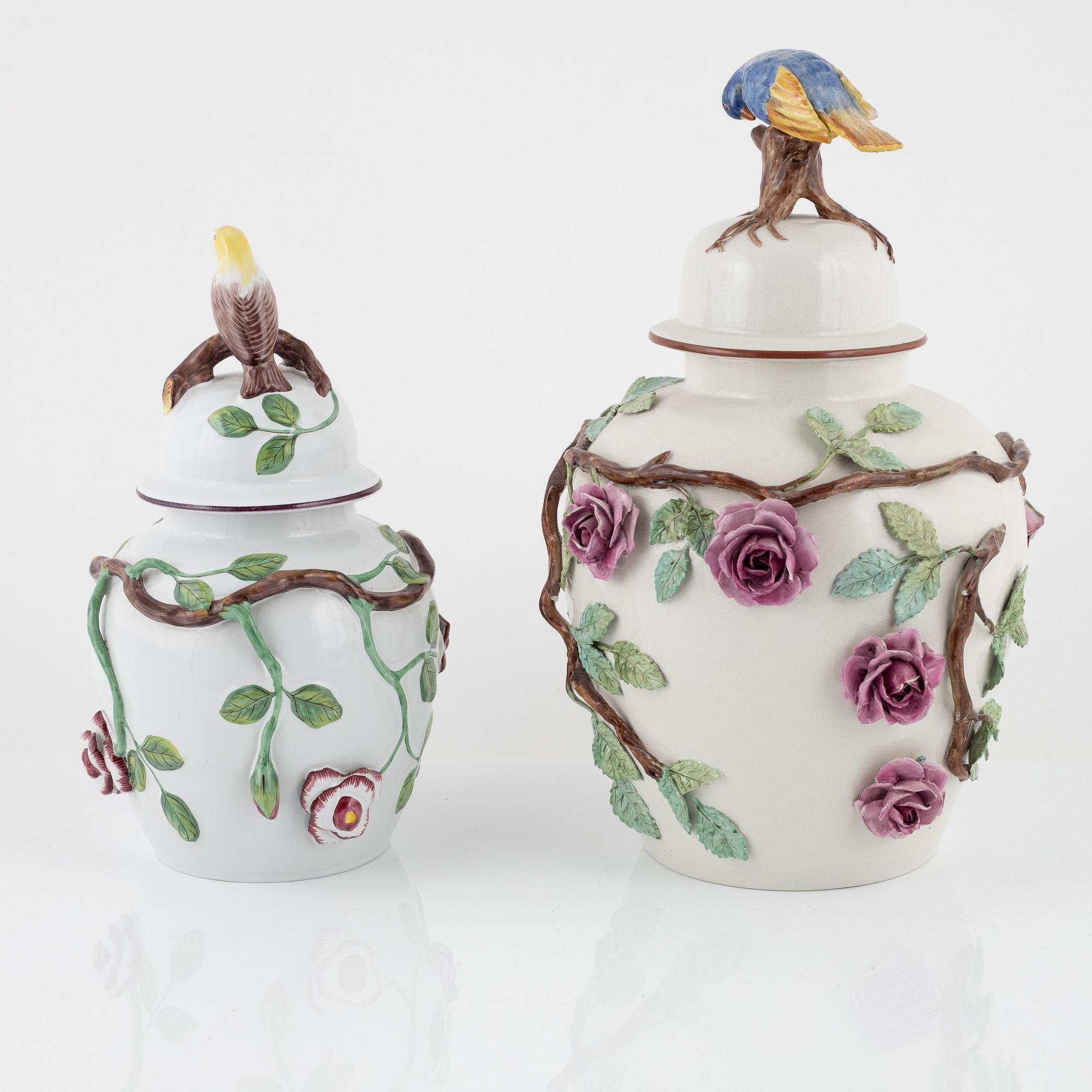 Urnor, 2 st, rokokostil, Rörstrand, 1900-tal.