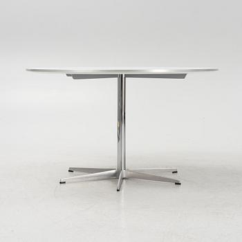 Arne Jacobsen, matbord, "Cirkulär / B825", Fritz Hansen, Danmark, 2006.