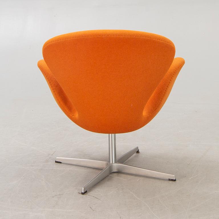 Arne Jacobsen, armchair, "Svanen", Fritz Hansen, Denmark, 2000.