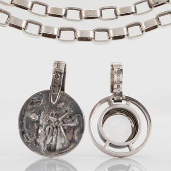 Sven Erik Högberg garnityr två hängen, ett armband och en collier.