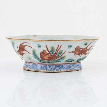 A Chinese enamelled serving dish, Qing dynasty, 19th century.