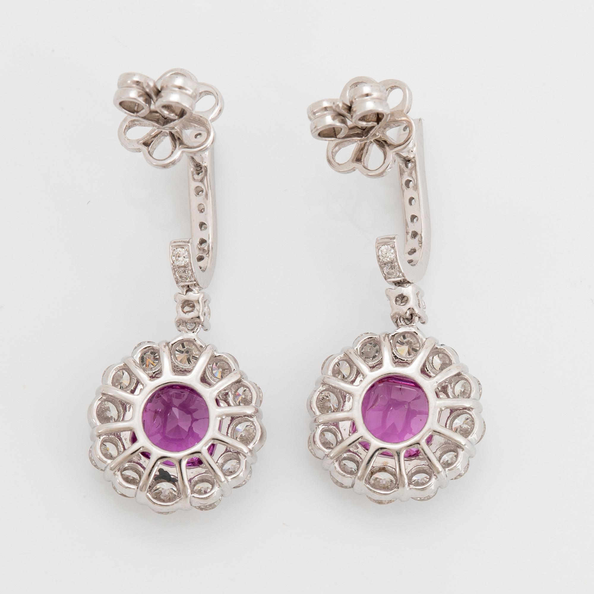 Ett par örhängen 18K vitguld med fasettslipade rosa safirer.