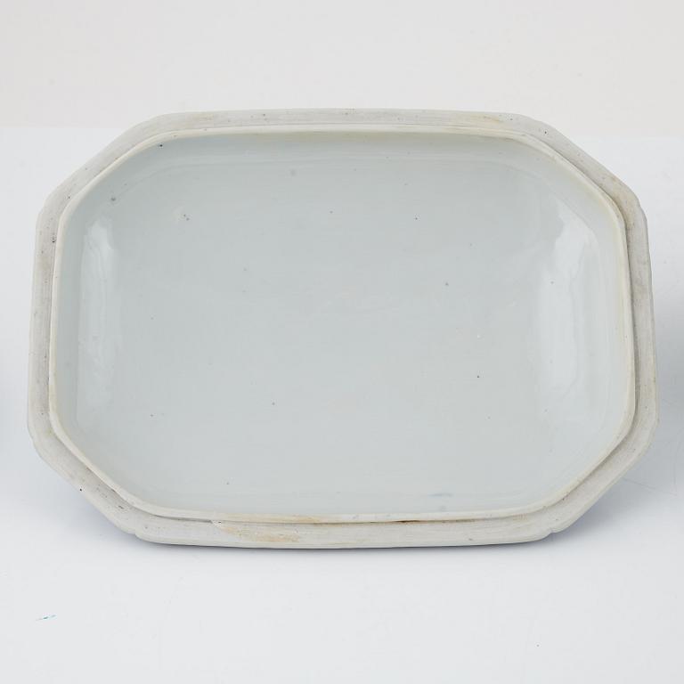 Terrin med lock, tallrik och smörterrin med lock och fat, porslin, Kina, 1700- och 1800-tal.