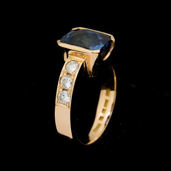 RING, 18 k guld med safir ca 5,50 ct samt 6 briljantslipade diamanter ca 0,90 ct. Vikt ca 14 g.