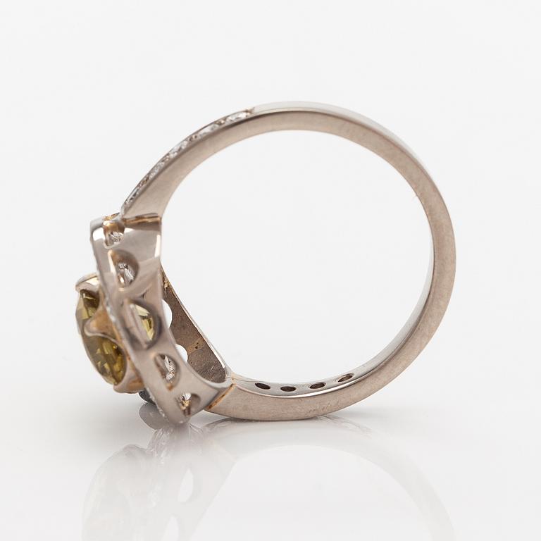 Ring, 14K vitguld, krysoberyll ca 3.00 ct och diamanter ca 0.80 ct tot enligt certifikat. Erkki Nupponen, Helsingfors.