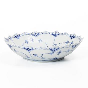 Royal Copenhagen, Serveringsskålar, tre stycken samt terrin, porslin, "Musselmalet helblond" (Blue fluted full lace), 1968-73.