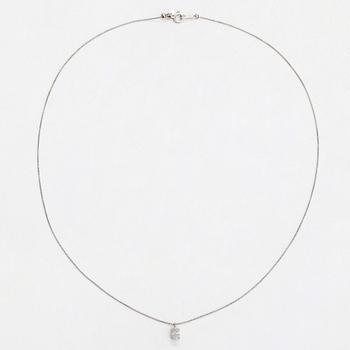 Hänge, platina med ovalslipad diamant, 0.505 ct enligt gravyr, samt kedja.