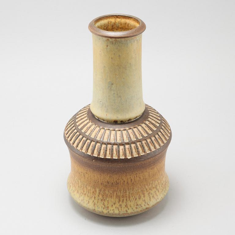 A stoneware vase by Joseph Simon, Denmark, from the latter haf of the 20th century.