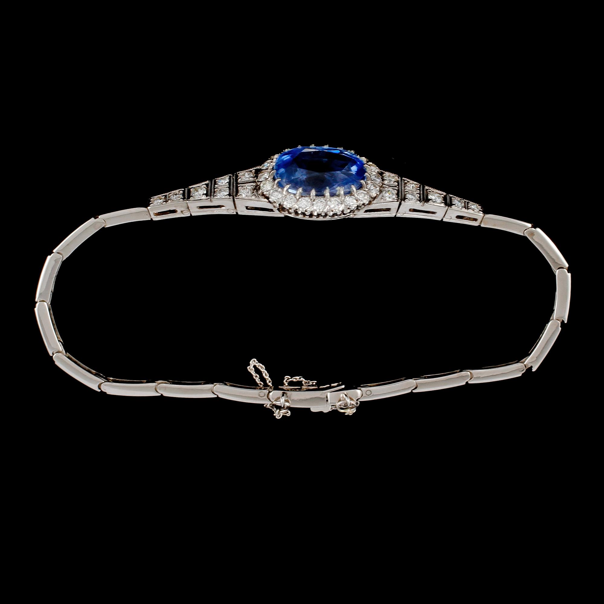 ARMBAND, 18k vitguld med blå safir och 34 briljantslipade diamanter, Gustav Dahlgren & Co, Malmö, 1940. Vikt 10 g.